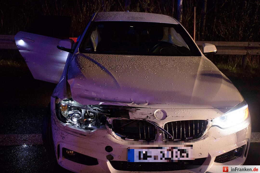 Unangepasste Geschwindigkeit bei Graupelschauer: Vier Personen verletzt, eine davon lebensgefährlich - Drei Fahrzeuge an schwerem Glätteunfall beteiligt - 47-Jähriger verliert Kontrolle über BMW, prallt mehrfach in Leitplanke und touchiert anderes Fahrzeug - Weiterer Autofahrer fuhr offenbar auf und flüchtete