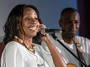 Zum Saison-Ausklang der Reihe "Cultur im Contakt" trat die Sängerin Nice Ferreira gemeinsam mit Nando Oliveira auf. Foto: Jochen Berger