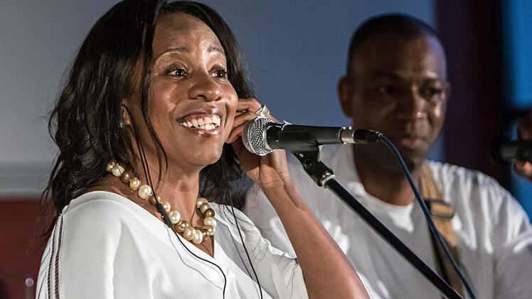 Zum Saison-Ausklang der Reihe "Cultur im Contakt" trat die Sängerin Nice Ferreira gemeinsam mit Nando Oliveira auf. Foto: Jochen Berger