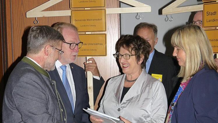 Die Coburger Delegation um Landrat Michael Busch (links) und Coburgs stellvertretende Bürgermeisterin, Birgit Weber (rechts), im Gespräch mit Bundeswirtschaftsministerin Brigitte Zypries.Berthold Köhler