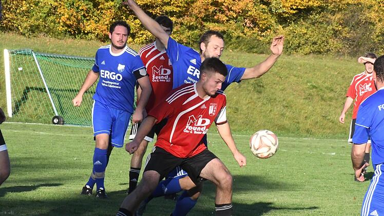 Unser Bild zeigt Diebachs René Stadler (vorne), der das Tor zum 1:1 machte, und dahinter Poppenroths Marcel Metz, der später die gelb-rote Karte sah.Hopf