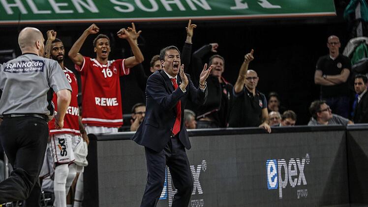 Luca Banchi (r.) feiert ebenso wie Talent Louis Olinde eine gelungene Aktion des Brose-Teams in Ulm.