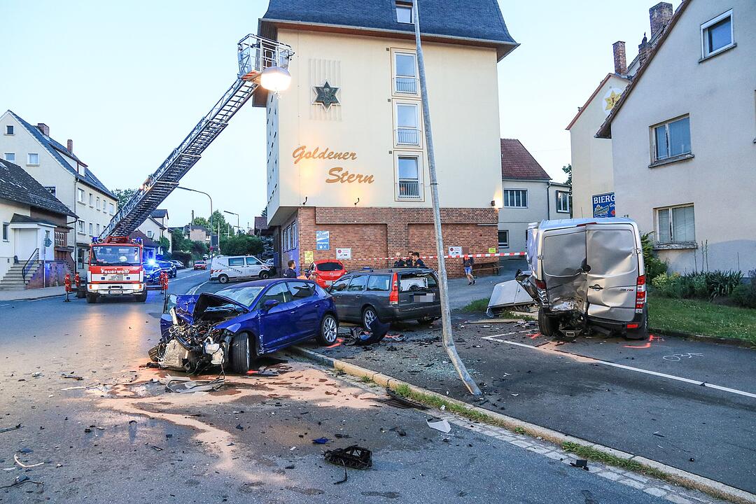 Nach Flucht vor der Polizei: Autofahrer erfasst Fußgänger im Kreis Coburg - drei Menschen teils schwerst verletzt