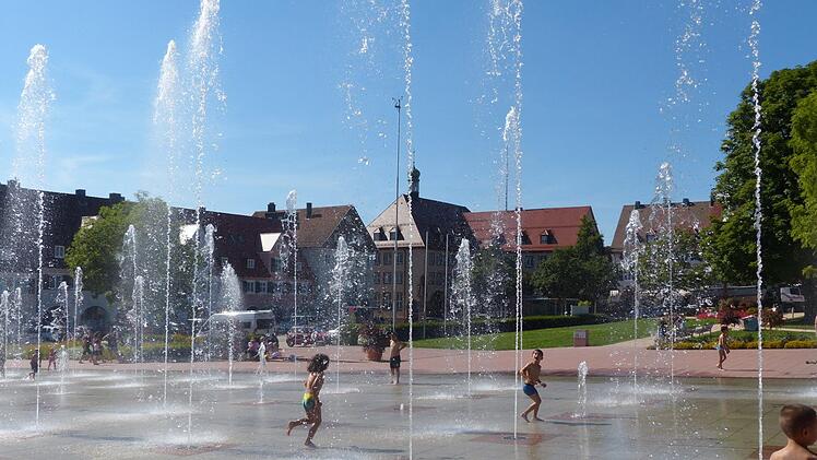 Ein Bild aus Freudenstadt im Schwarzwald zeigt, wie ein weitläufiger Marktplatz - dem Forchheimer Paradeplatz vergleichbar - durch Wasserspiele an Attraktion gewinnt. Foto: Pauline Lindner