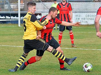 SG Niederlindach - FSV Großenseebach II. Daniel Schröder (links) hindert den Niederlindacher Murat Ciftci an der kontrollierten Ballführung.  Foto: Picturedreams