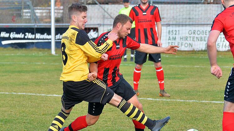SG Niederlindach - FSV Großenseebach II. Daniel Schröder (links) hindert den Niederlindacher Murat Ciftci an der kontrollierten Ballführung.  Foto: Picturedreams