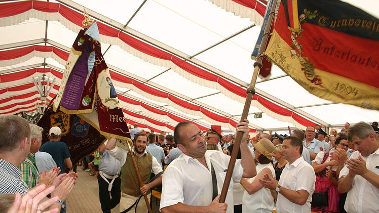 Höhepunkt und Abschluss des Festumzuges war der Einmarsch der Fahnenträger in das Festzelt. Die begeisterten Zuschauer sparten nicht mit Applaus.Rebhan