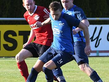 Der Torjäger Lorenz Kotschenreuther (rotes Trikot) startet mit dem DJK-SV Neufang in Steinberg in die neue Saison. Die Lettenreuther Krzystof Jankowiak (r.) und Sebastian Treusch müssen nach Friesen.  Foto: Czepera