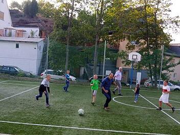 Herzstück des neuen Spielplatzes ist das Kunstrasenfeld, auf dem sich die  Prominenz ein Kräftemessen mit dem Nachwuchs lieferte.Heike Schülein