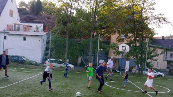 Herzstück des neuen Spielplatzes ist das Kunstrasenfeld, auf dem sich die  Prominenz ein Kräftemessen mit dem Nachwuchs lieferte.Heike Schülein