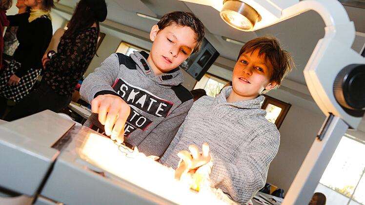 Schatten haben schon immer Künstlerinnen und Künstler inspiriert. Am Samstag auch die jungen Studierenden an der Bamberger Kinder-Uni.  Foto: Matthias Hoch