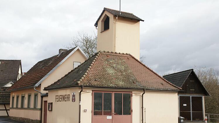 Das Feuerwehrhaus in Kleinbrach taugt nicht für größere Veranstaltungen. Dabei ist die freiwillige Wehr der einzige Verein im Bad Kissinger Stadtteil, der das Dorfleben aufrecht erhält. Steffen Standke