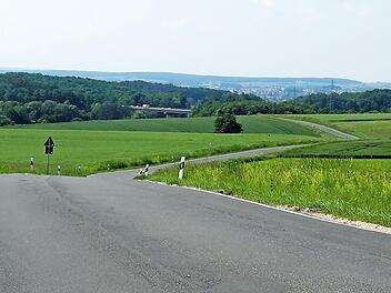 Die Kreisstraße BA 25 von Amlingstadt nach Hirschaid war bereits im letzten Ausbauprogramm. Durch die schwierigen Grundstücksverhandlungen konnte die Planung mit einer Ausbaulänge von 3,2 Kilometern noch nicht realisiert werden. Sie beinhaltet auch einen Geh- und Radweg. Mittlerweile wurden von einem Sachverständigen Einzelgutachten für jeden Grunderwerb erstellt. Die Bürgermeister von Hirschaid und Strullendorf sollen nun auf Bitten des Landrats die Grunderwerbsverhandlungen führen.