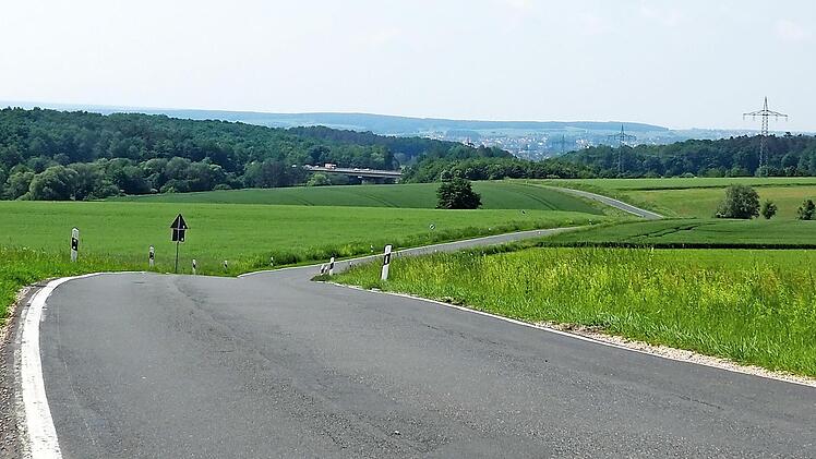 Die Kreisstraße BA 25 von Amlingstadt nach Hirschaid war bereits im letzten Ausbauprogramm. Durch die schwierigen Grundstücksverhandlungen konnte die Planung mit einer Ausbaulänge von 3,2 Kilometern noch nicht realisiert werden. Sie beinhaltet auch einen Geh- und Radweg. Mittlerweile wurden von einem Sachverständigen Einzelgutachten für jeden Grunderwerb erstellt. Die Bürgermeister von Hirschaid und Strullendorf sollen nun auf Bitten des Landrats die Grunderwerbsverhandlungen führen.
