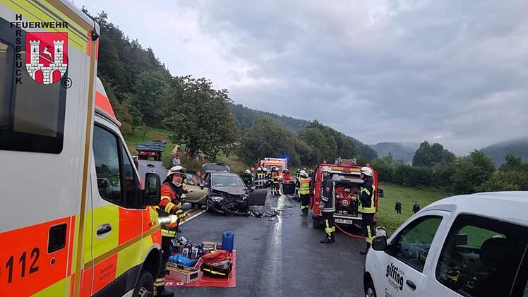 Happurg: Unfall nach "schwerem Zusammensto&szlig;" - Feuerwehren befreien Verletzte aus Auto