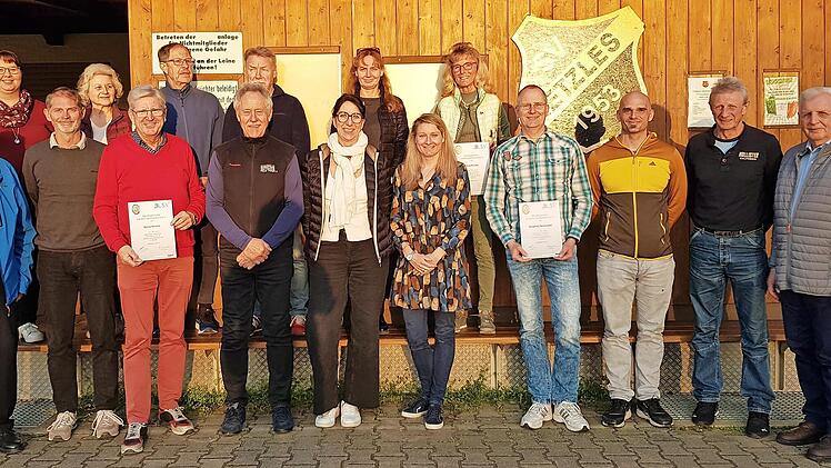 Die amtierenden Sportabzeichenprüfer – mit dem Ehrenvorsitzenden Walter Fuchs – haben sich fortgebildet.