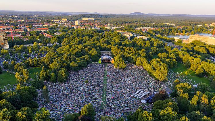Rund 135.000 Menschen str&ouml;mten im vergangenen Jahr bei bestem Sommerwetter zu den drei Konzerten an zwei Tagen im Juli und August in den N&uuml;rnberger Luitpoldhain, in der N&auml;he des Dutzendteichs und des Kongresszentrums gelegen.