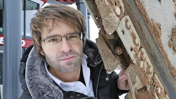 Geschäftsführer Gerhard Seibold zeigt die "Zähne" der "DitchWitch".