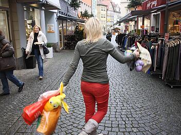 Mit Schwung gehen die Kitzinger in den Endspurt für die Weihnachtseinkäufe.