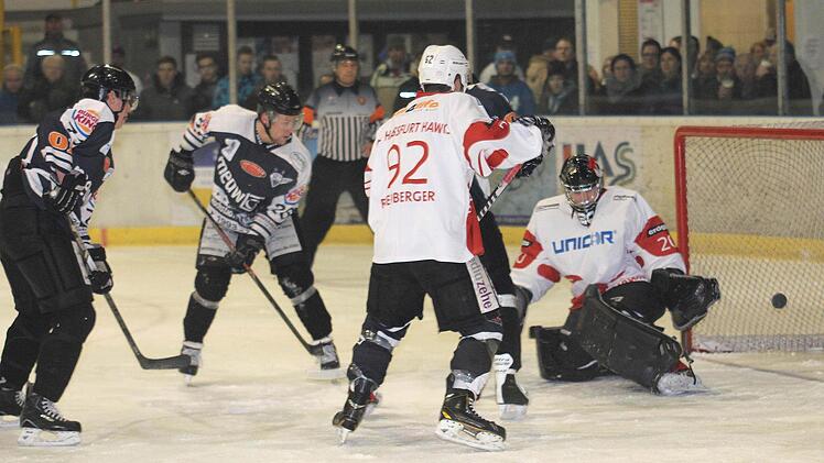 Glück für Haßfurt, denn der Puck fliegt am Gehäuse vorbei. Von rechts ESC-Torwart Martin Hildenbrand und Verteidiger Dennis Friedberger. Von links die Höchstadter Stephan Hiendlmeyer und Petr Gulda.