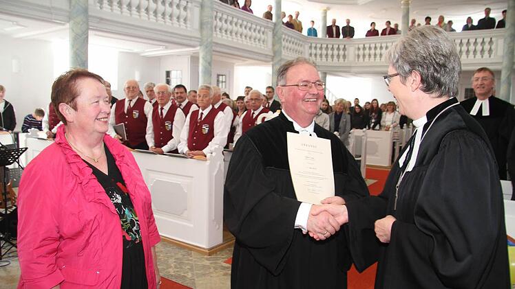 2 Freudestrahlend nimmt Pfarrer Walter Jung aus den Händen von Dekanin Dorothea Richter die Entpflichtungsurkunde entgegen - und freut sich mit seiner Frau Dorothea schon auf den wohlverdienten Ruhestand.
