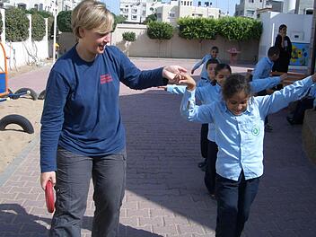Konzentration auf die eigenen Fähigkeiten: Mit Übungen, die Bewegung und Balance fördern, gibt Annekatrin Vogler den traumatisierten Kindern in Gaza ein Stück Selbstvertrauen zurück. Foto: Freunde der Erziehungskunst