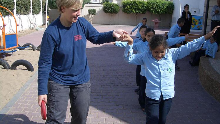 Konzentration auf die eigenen Fähigkeiten: Mit Übungen, die Bewegung und Balance fördern, gibt Annekatrin Vogler den traumatisierten Kindern in Gaza ein Stück Selbstvertrauen zurück. Foto: Freunde der Erziehungskunst