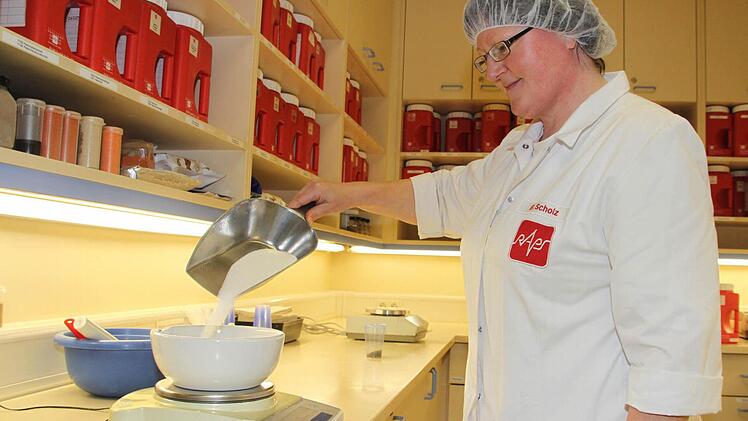 Produktentwicklerin Barbara Scholz stellt ein Gewürzmuster für einen Kunden her. In Kulmbach werden individuelle Wünsche erfüllt - für Auftraggeber in aller Welt. Foto: Dagmar Besand