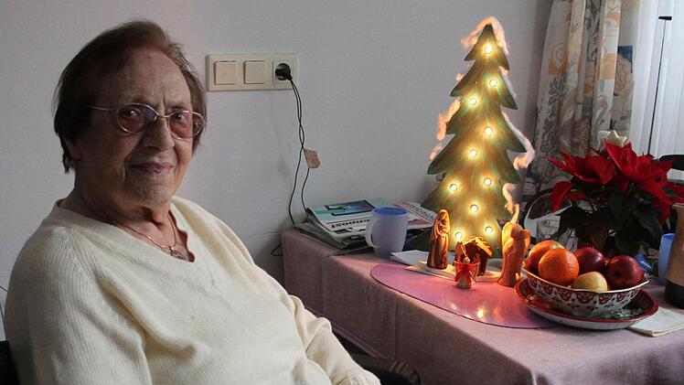 Therese Schilcher (94) findet, dass ein "Lichtlein" zu Weihnachten dazugehört. Aber es macht ihr nichts aus, dass im Seniorenheim nur LED oder elektrische Lichter erlaubt sind: Sicherheit geht vor.