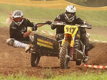 Von den Seitenwagengespannen ist in den Kurven auch immer wieder Akrobatik gefordert.  Foto: Günther Geiling