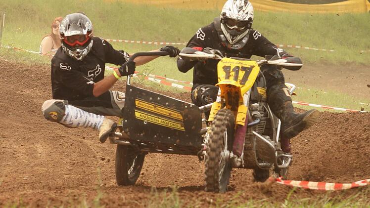 Von den Seitenwagengespannen ist in den Kurven auch immer wieder Akrobatik gefordert.  Foto: Günther Geiling