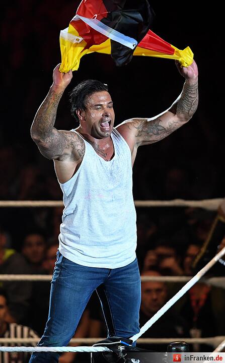 Wrestling in München - Tim Wiese gibt sein Debüt und siegt