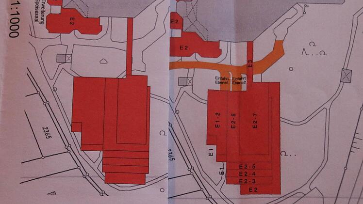 Vergleich zwischen ursprünglicher und aktueller Planung: Jeweils rund zehn Meter ist der Erweiterungsbau mittlerweile in Richtung Hang und in Richtung Haupthaus herangerückt. Foto: Ralf Ruppert