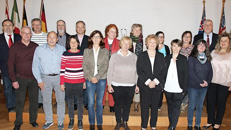 Das BRK zeichnete gemeinsam mit Oberbürgermeister Norbert Tessmer Blutspender aus. Foto: Desombre