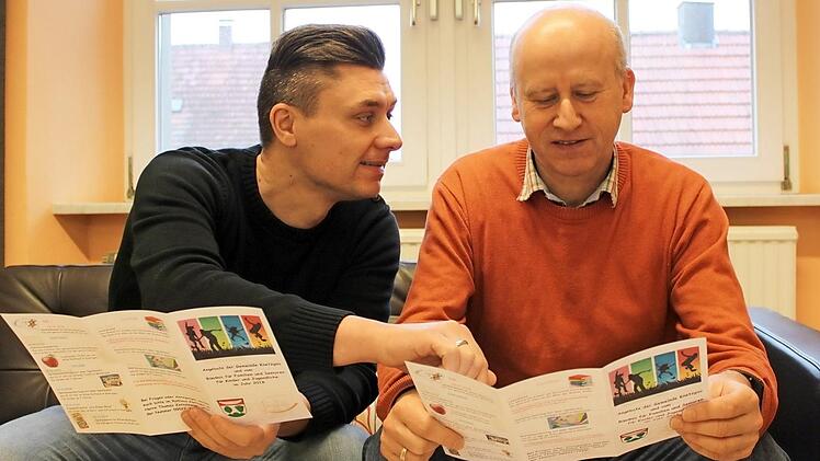 B&uuml;rgermeister Stefan Paulus (rechts) und Mitarbeiter Thomas Zettelmeier schauen sich die neue Brosch&uuml;re an. Sie enth&auml;lt ein interessantes Angebot f&uuml;r Kinder und Jugendliche und die ganze Familie.  Foto: Christiane Reuther
