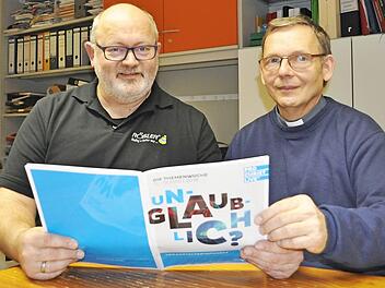 Menschen mit der Liebe Gottes in Ber&uuml;hrung zu bringen, das w&uuml;nschen sich Wolfgang Kettler (links) und Pfarrer Manfred Greinke f&uuml;r die sieben Abende von "Pro Christ". Foto: Beate Dahinten