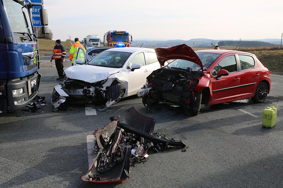 Hof:Unfall auf der A72 mit mehreren Fahrzeugen und Verletzten