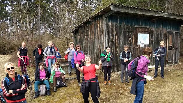 Teilnehmer der Basen-Fasten-Wanderung bei einer Rast. Margot G&auml;rtner
