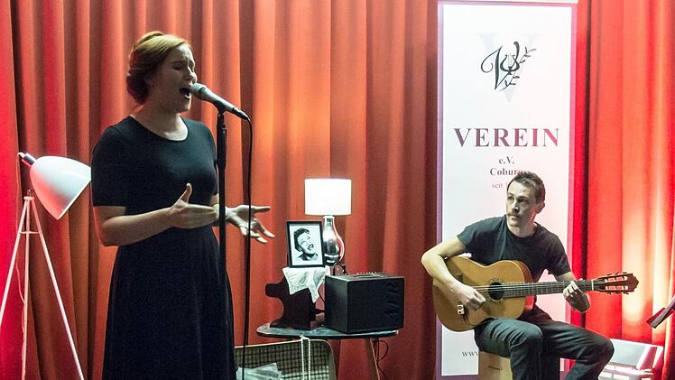Reichlich Beifall gab es für den Ella-Fitzgerald-Abend, den Laura Mann und Florian Berndt im Foyer des neuen Coburger Wohnbau-Domizils gestalteten.Jochen Berger