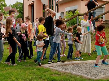 Die Kinder und Bürger des Stadtteils Lembach nahmen großen Anteil an der Segnung und Übergabe des neuen Spielplatzes. Gemeindereferentin Isabella Friedrich segnete gemeinsam mit den Kindern die schöne Spielanlage.Günther Geiling