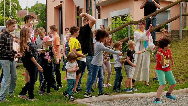 Die Kinder und Bürger des Stadtteils Lembach nahmen großen Anteil an der Segnung und Übergabe des neuen Spielplatzes. Gemeindereferentin Isabella Friedrich segnete gemeinsam mit den Kindern die schöne Spielanlage.Günther Geiling