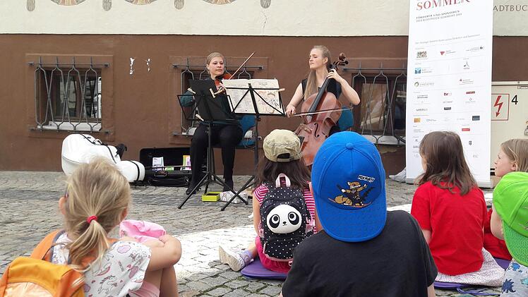 Geduldige junge Zuhörer bei der musikslichen Schnitzeljagd. Hartmut Hesel