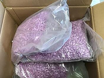 Eine Ehepaar aus &Ouml;sterreich staunte nicht schlecht, als sie dieses Paket ge&ouml;ffnet hatten. Darin waren nicht die bestellten Kleider, sondern nur komische bunte Pillen. Foto: Landespolizeidirektion Linz