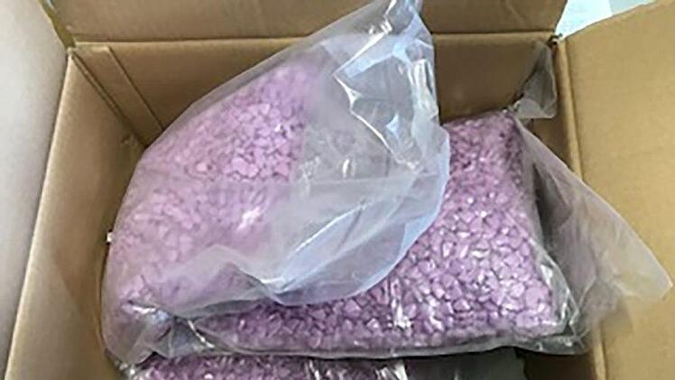 Eine Ehepaar aus Österreich staunte nicht schlecht, als sie dieses Paket geöffnet hatten. Darin waren nicht die bestellten Kleider, sondern nur komische bunte Pillen. Foto: Landespolizeidirektion Linz