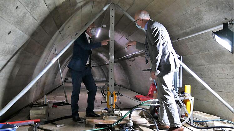 Thorsten Glauber (links) und der Leiter des Kronacher Wasserwirtschaftsamts inspizieren die Baustellen im Stollen. Foto: Sandra Hackenberg