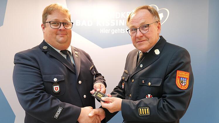 Alexander Frey (links) nimmt von Kreisbrandrat Benno Metz das Abzeichen zum Kreisbrandmeister entgegen.
