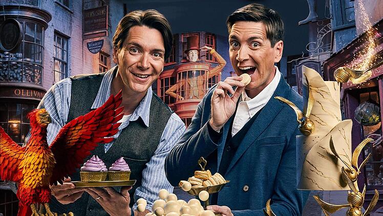 James (links) und Oliver Phelps wurden als die Zwillinge Fred und George Weasley aus den "Harry Potter"-Filmen bekannt. Nun sind die inzwischen 39-Jährigen Moderatoren einer magischen Backshow.