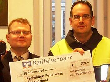 So einvernehmlich wie bei dieser Spendenübergabe geht es zwischen Bürgermeister Werner Knaier (CSU) und Gemeinderat Michael Rückel (Bürgerblock) - hier in seiner Funktion als Feuerwehrkommandant - nicht immer zu.  Foto: Archiv