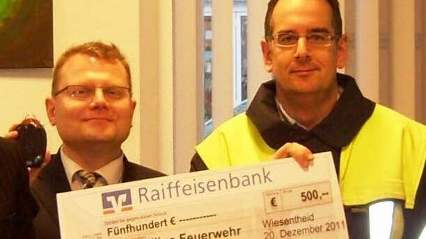 So einvernehmlich wie bei dieser Spendenübergabe geht es zwischen Bürgermeister Werner Knaier (CSU) und Gemeinderat Michael Rückel (Bürgerblock) - hier in seiner Funktion als Feuerwehrkommandant - nicht immer zu.  Foto: Archiv