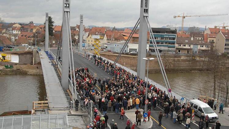 Am 27. März 2009 wurde die  Löwenbrücke  eröffnet. Seit November 2011 streiten sich Stadt Bamberg und die Baufirmen um offene  Rechnungen.Foto:  Ronald  Rinklef/Archiv